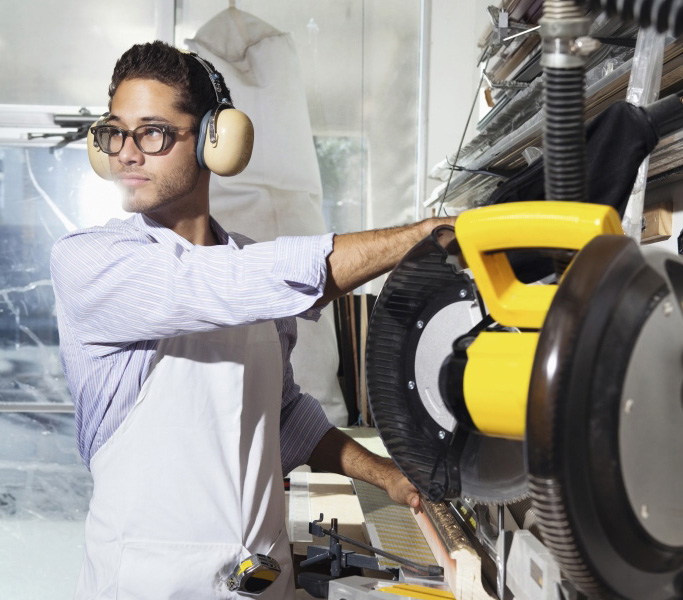 Tűzg&aacute;tl&oacute; ajt&oacute;