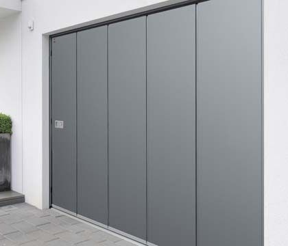 Oldalra fut&oacute; kapu